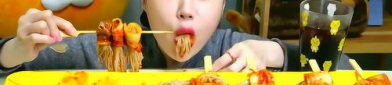 小姐姐吃泡菜金针菇视频,小姐姐现场教学，快来学做这道家常菜！